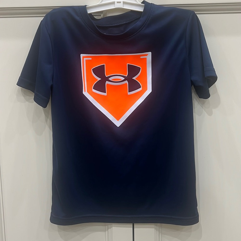Boys Under Armour tee. Size 6.